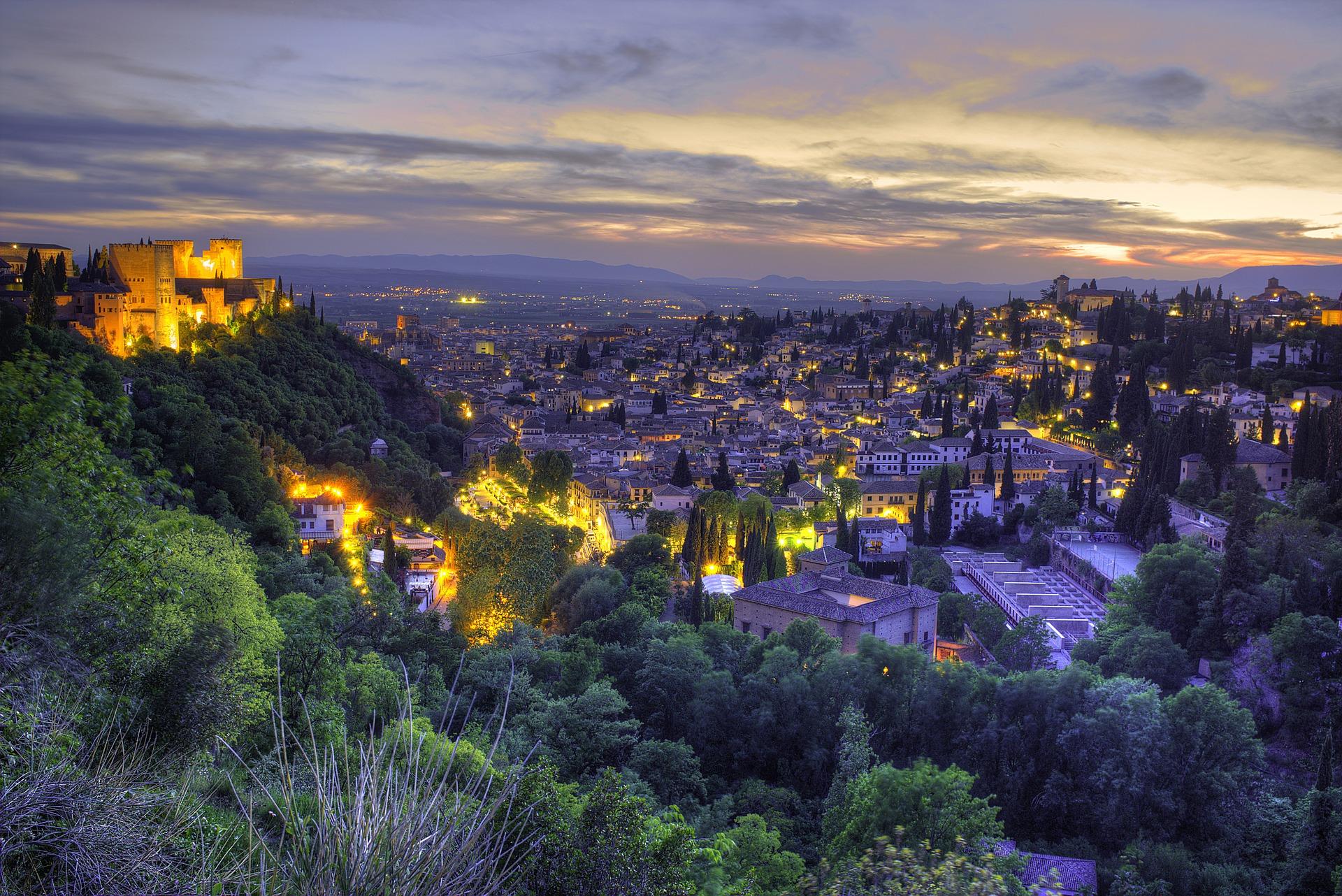 Granada und Alhambra bei Nacht