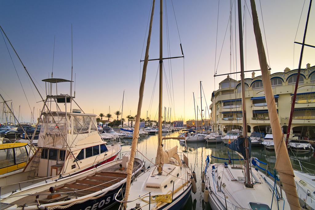 Hafen von Benalmádena bei Sonnenuntergang