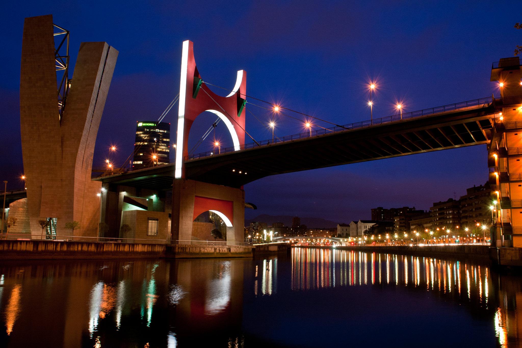 Bilbao bei Nacht