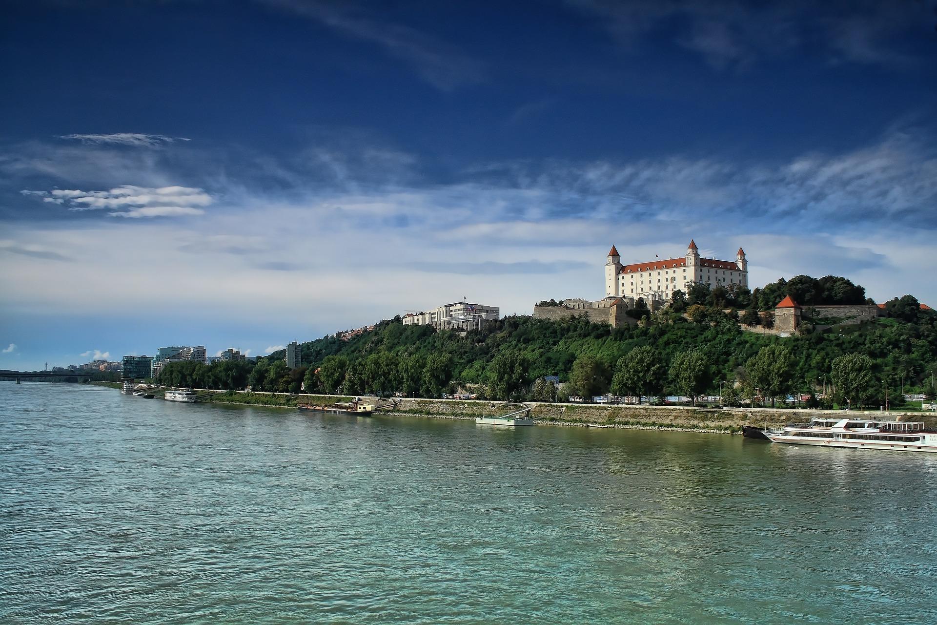 Blick auf die Donau und die Burg Bratislava