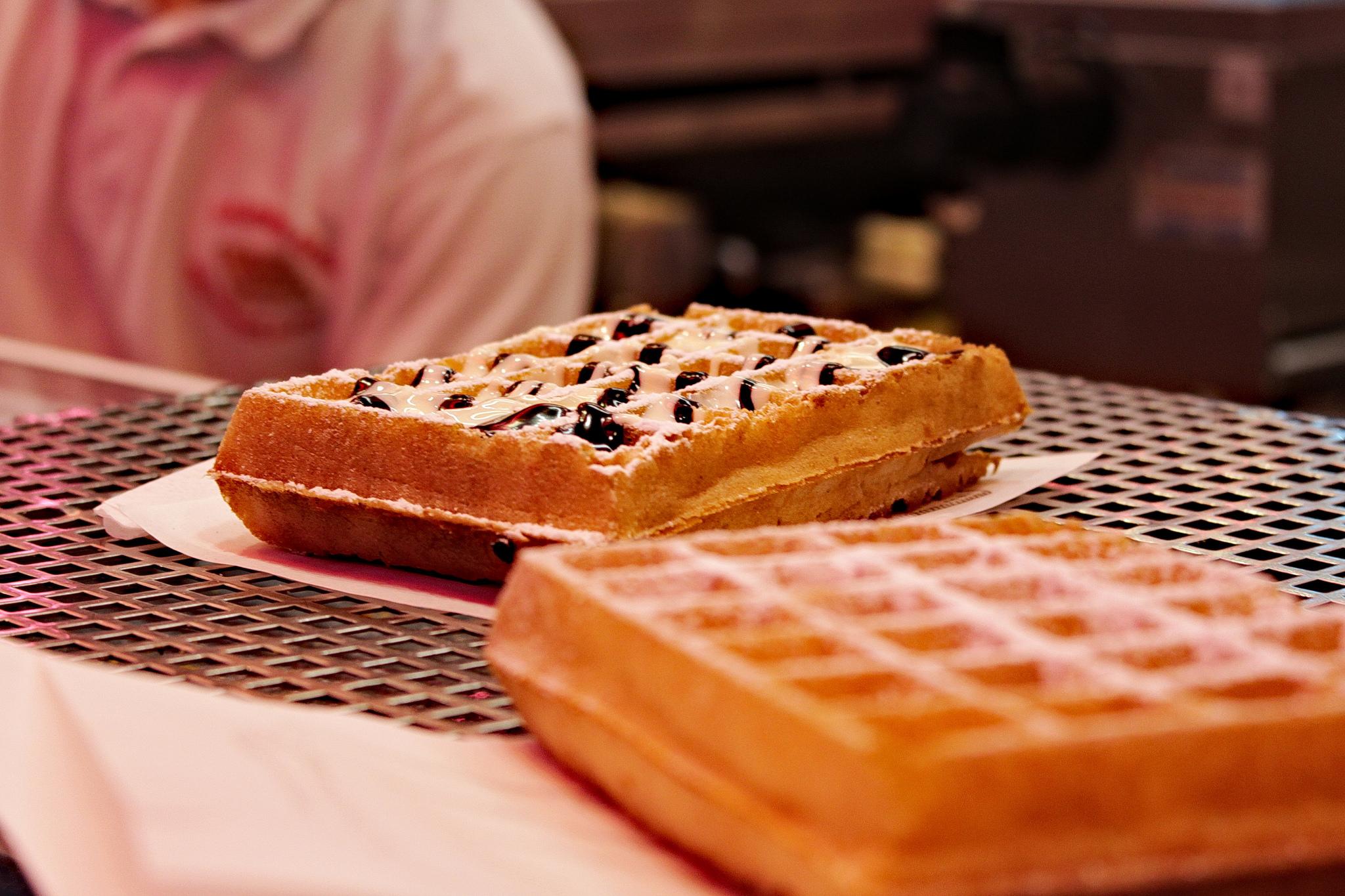 Gaufres mit Puderzucker und Schokoglasur