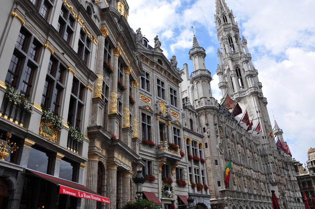 Grand Place mit Blick auf das Rathaus von Brüssel