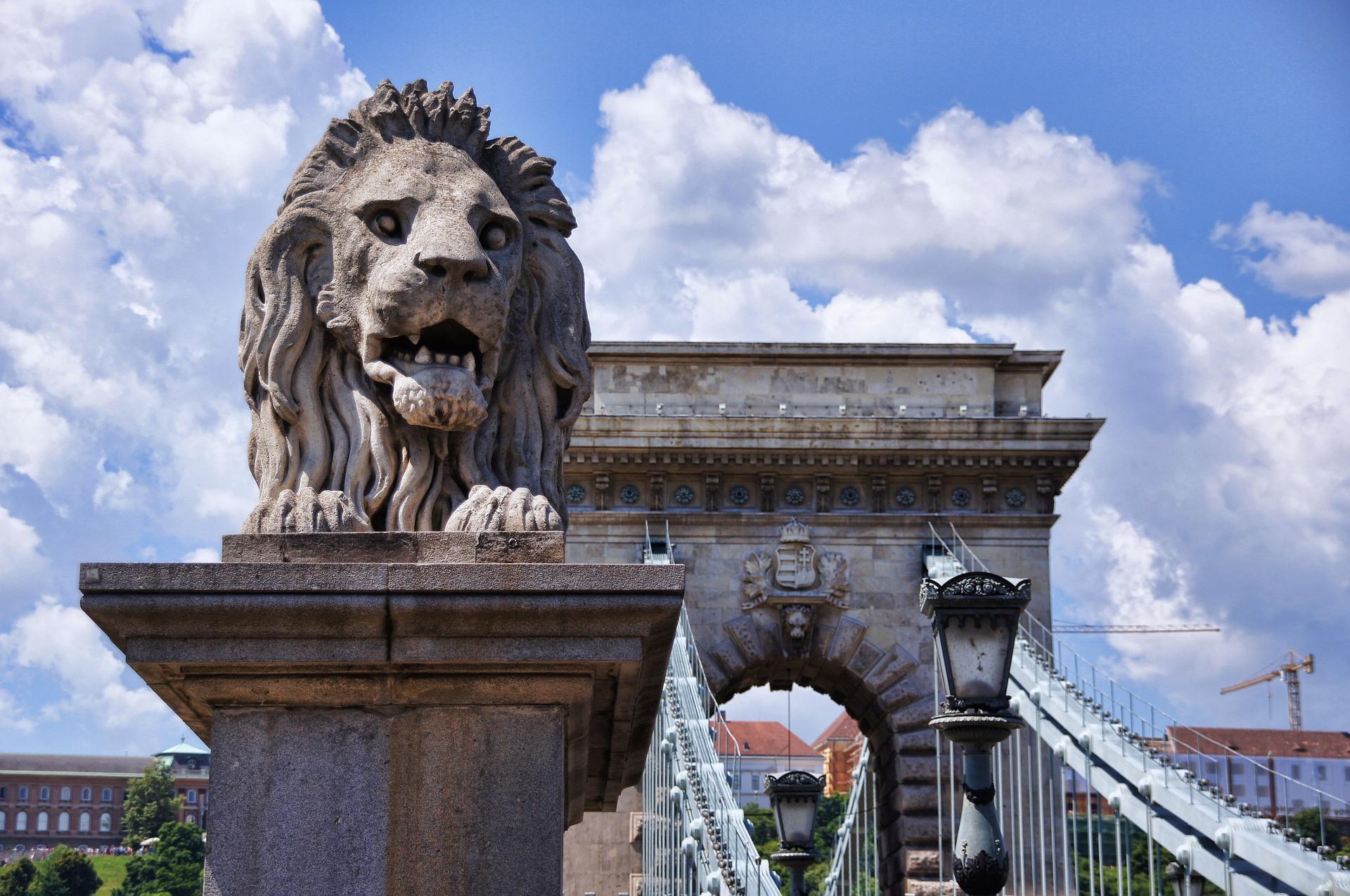 Kettenbrücke Löwenstatue