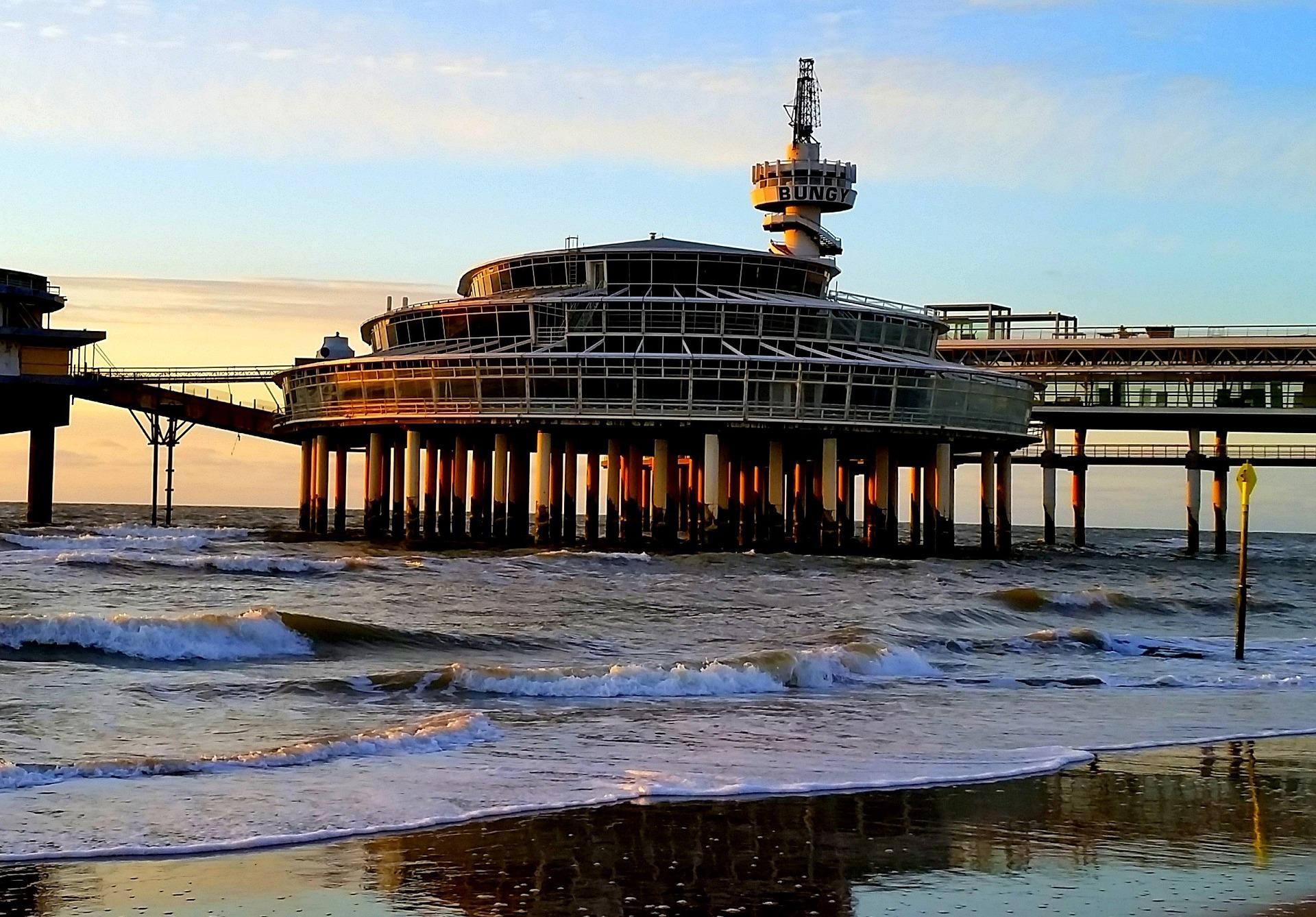 Strand und Pier in Scheveningen bei Sonnenuntergang