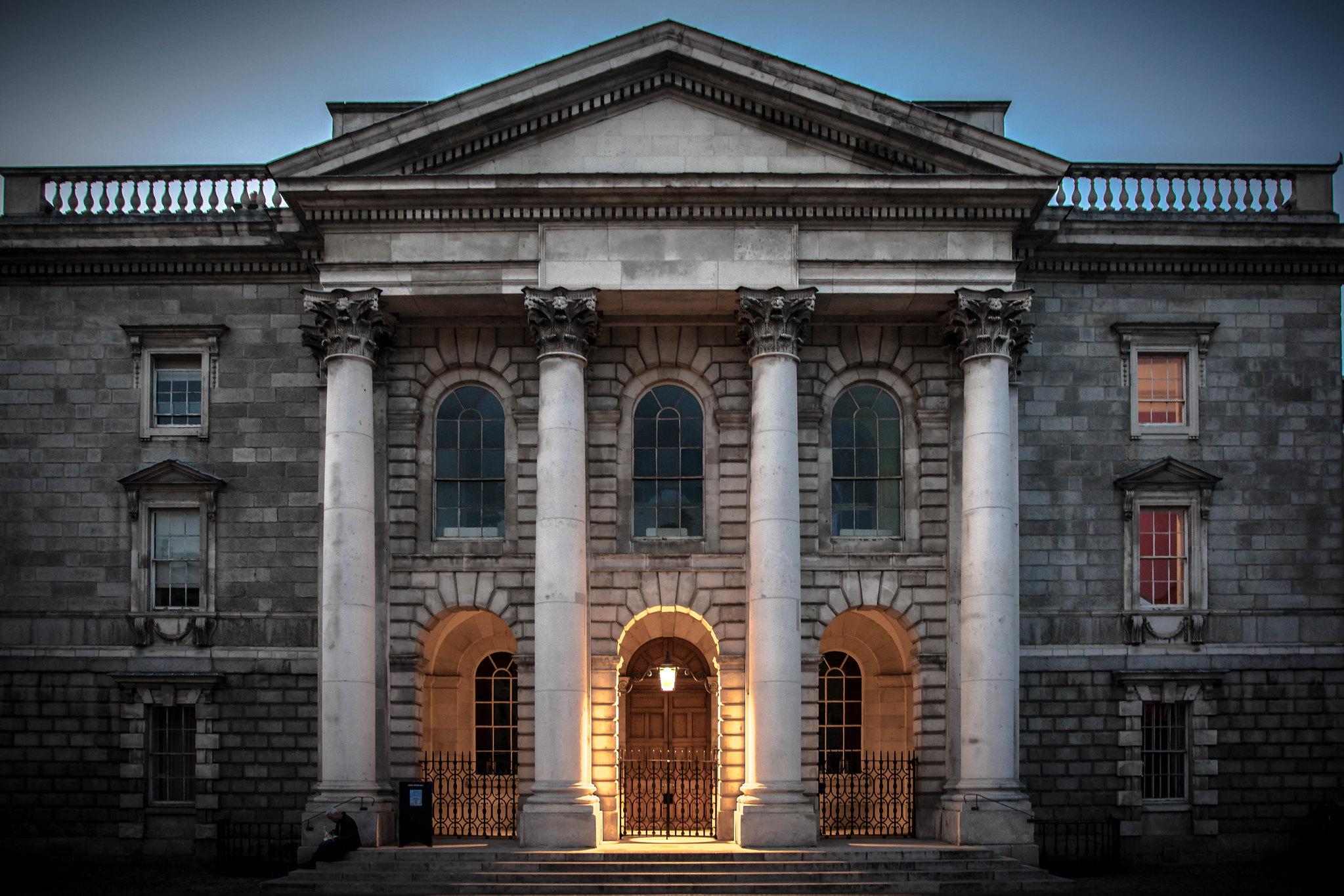 Trinity College bei Nacht
