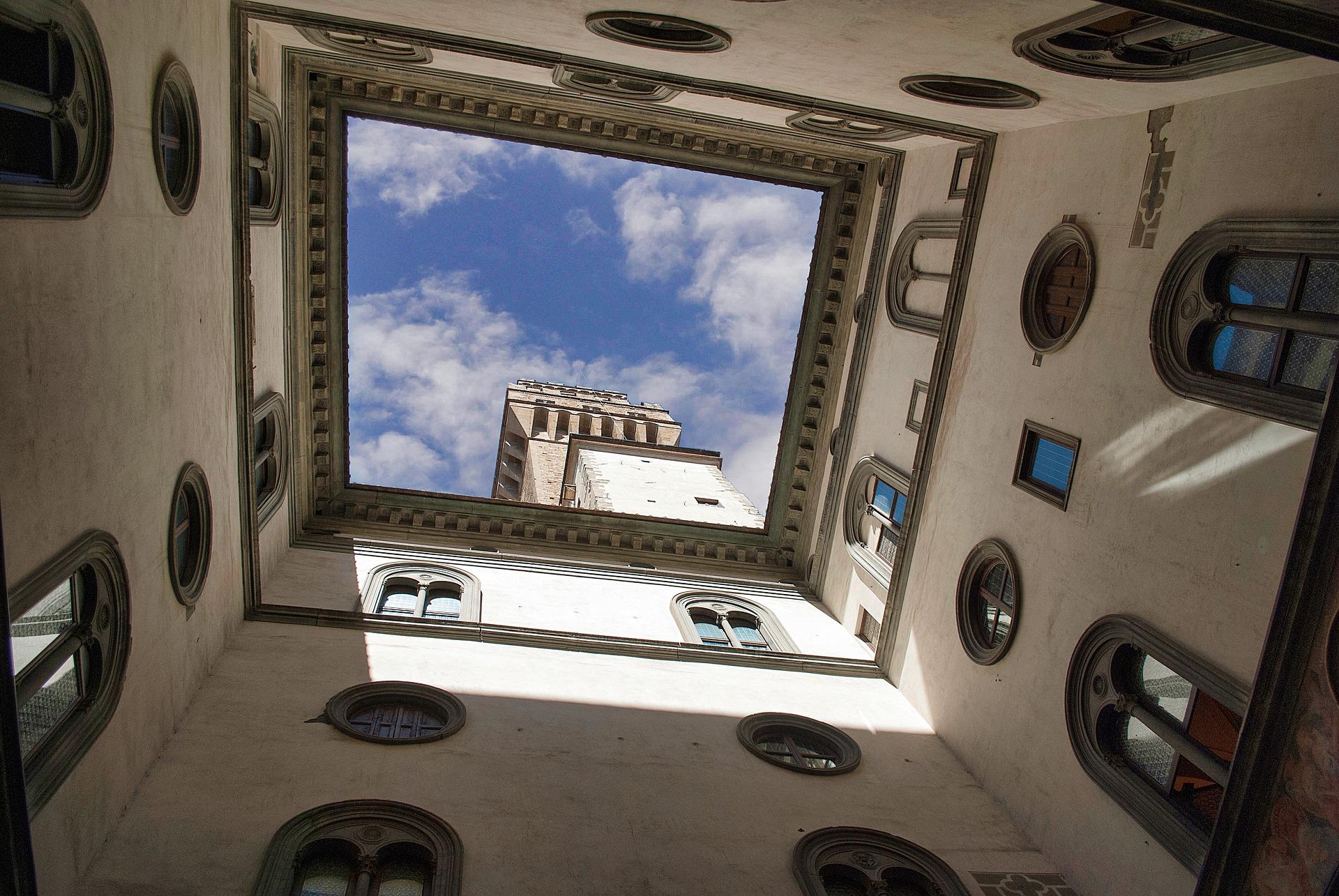 Blick vom Innenhof in den Himmel