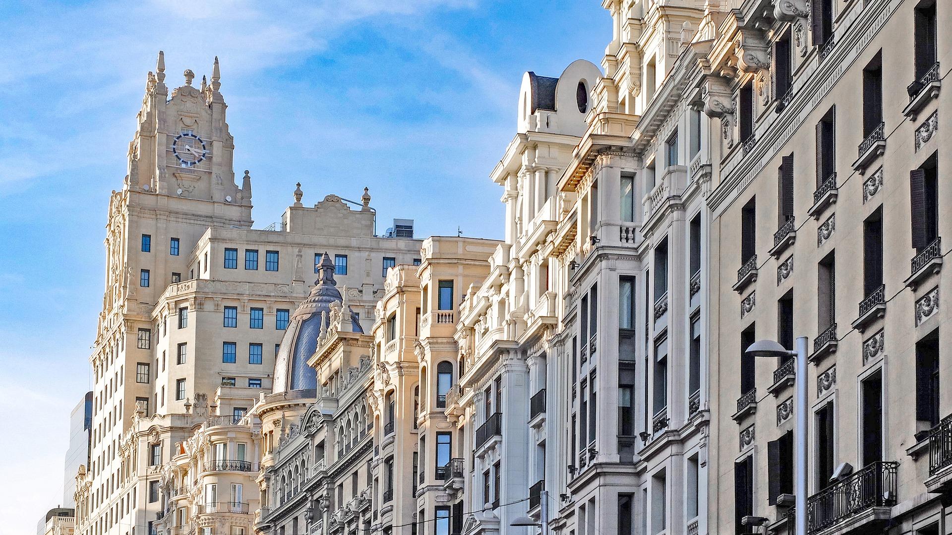Gebäudefassade Gran Via Madrid