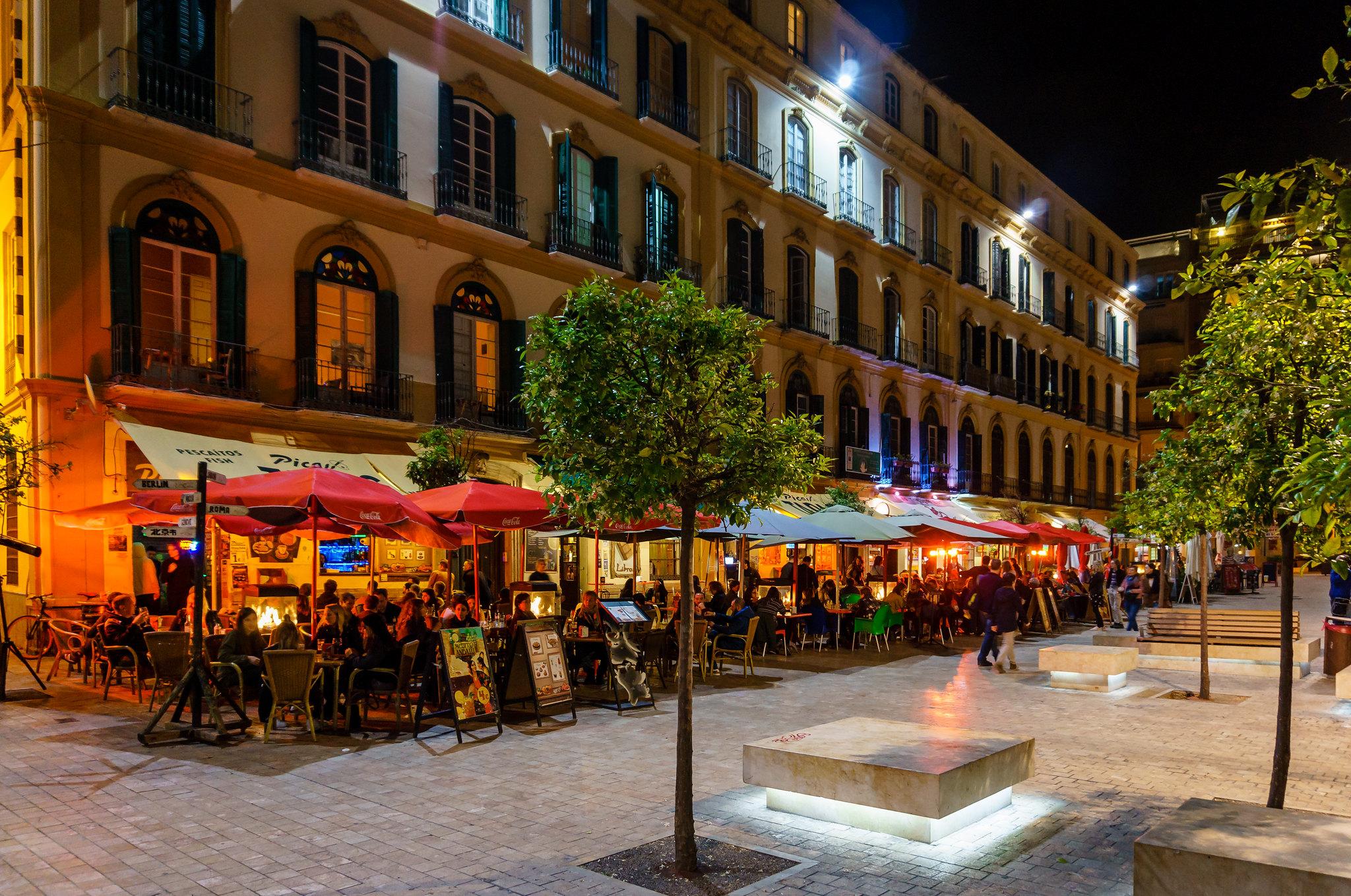 Lokalitäten auf dem Plaza de la Merced bei Nacht