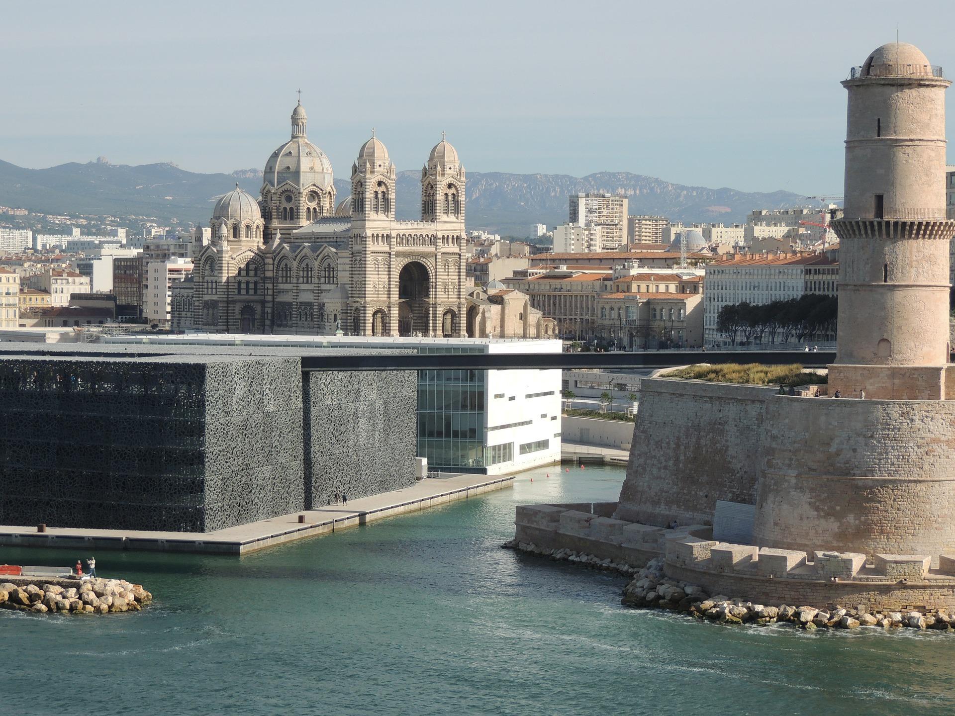 Blick auf MuCEM & Basilika Notre Dame