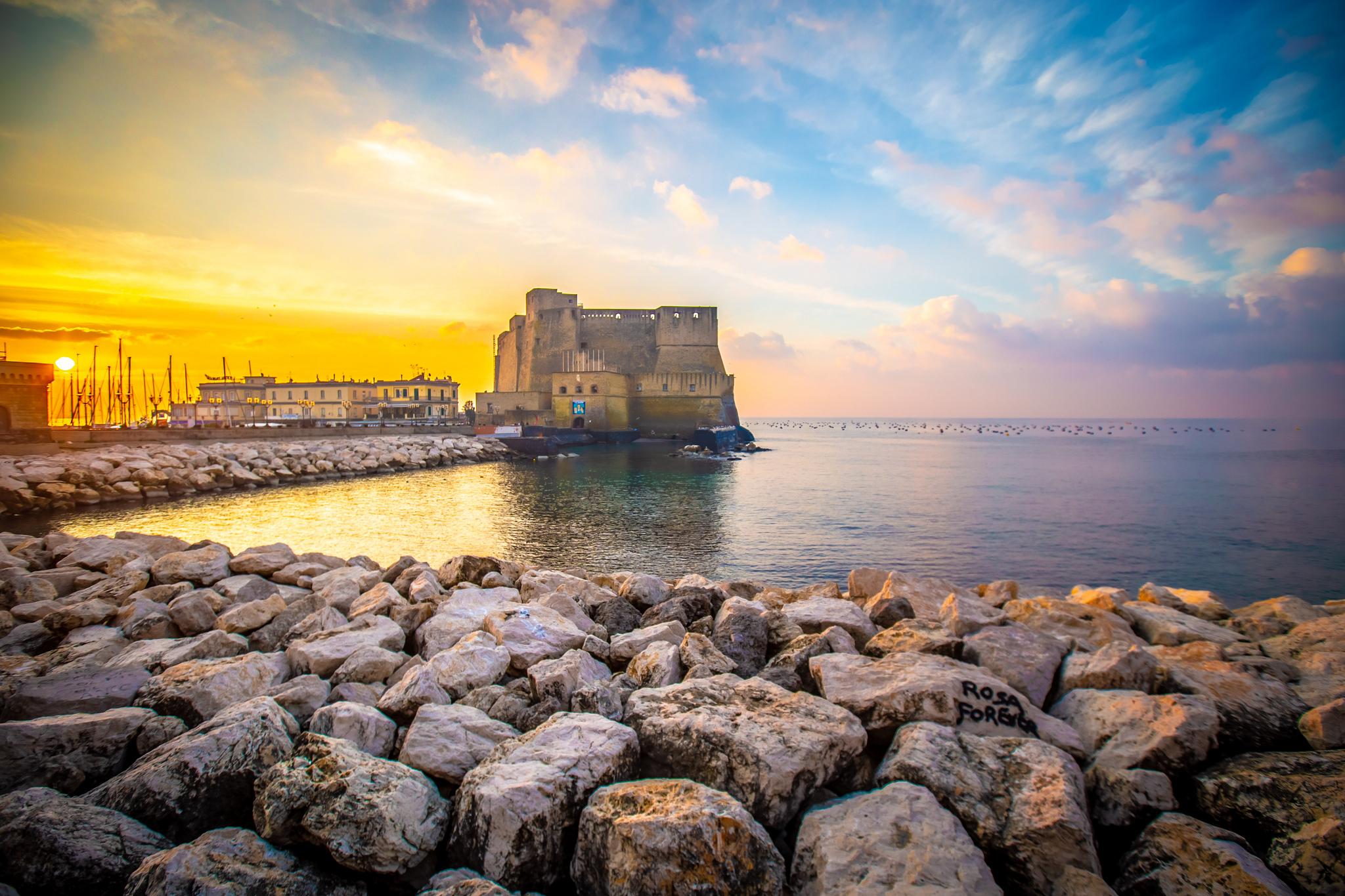 Castel dell’Ovo bei Sonnenuntergang