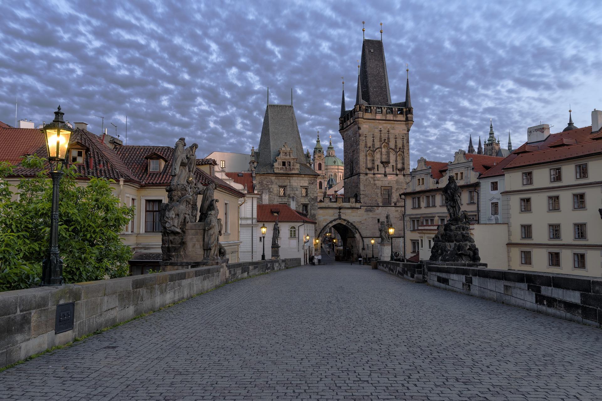 Karlsbrücke bei Dämmerung