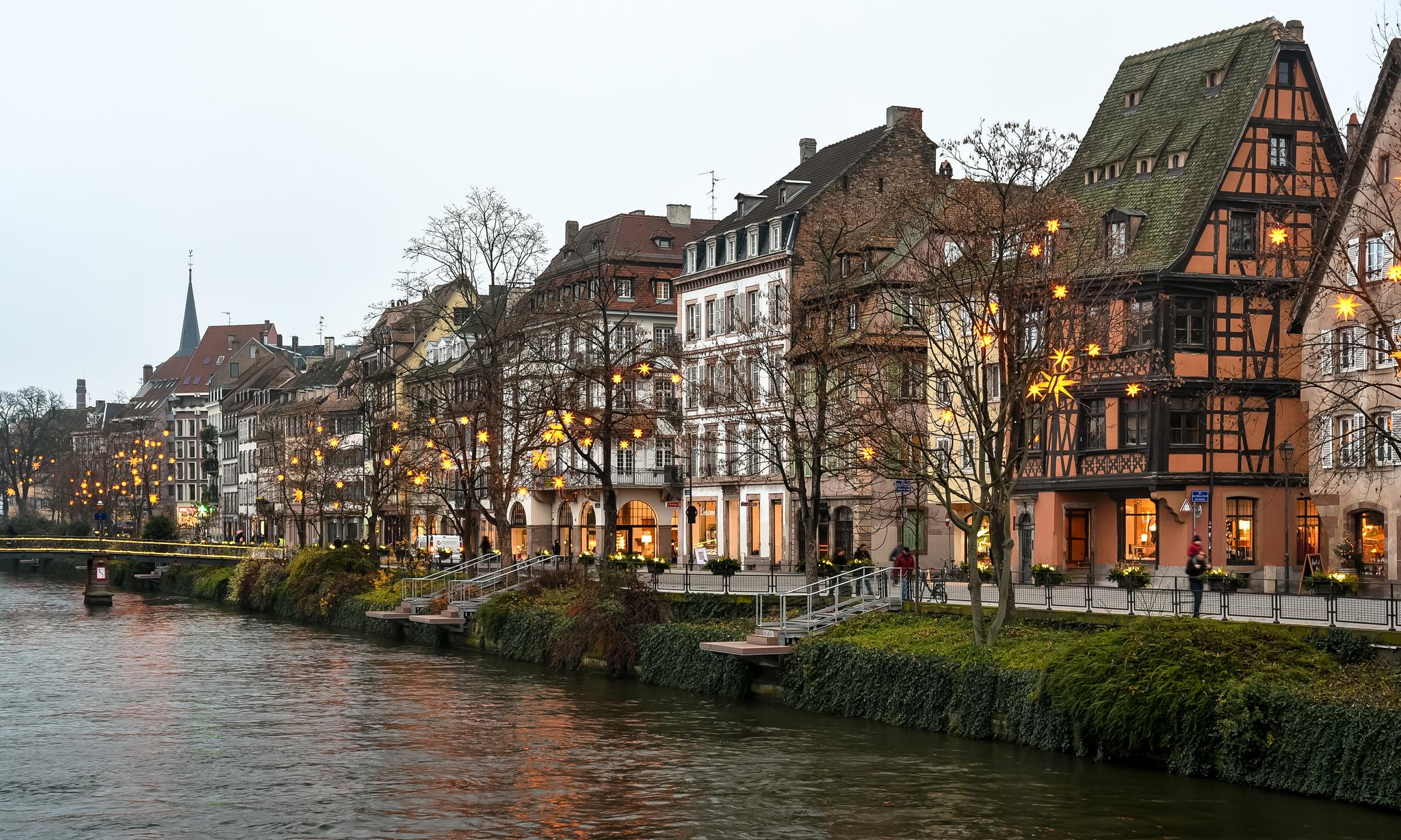 Geschmückte Straßen in der Weihnachtszeit