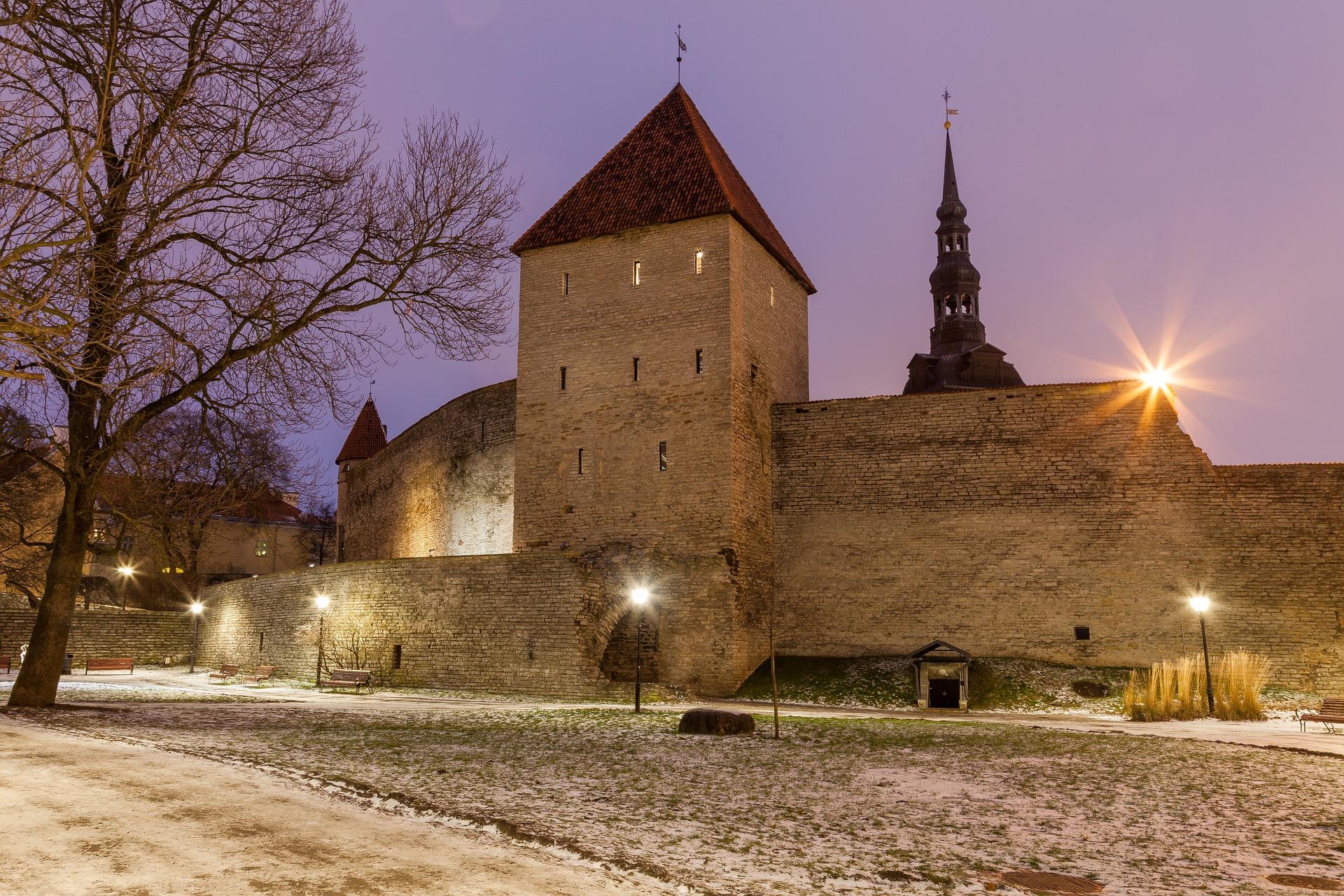 Tallinn in winterlicher Abenddämmerung