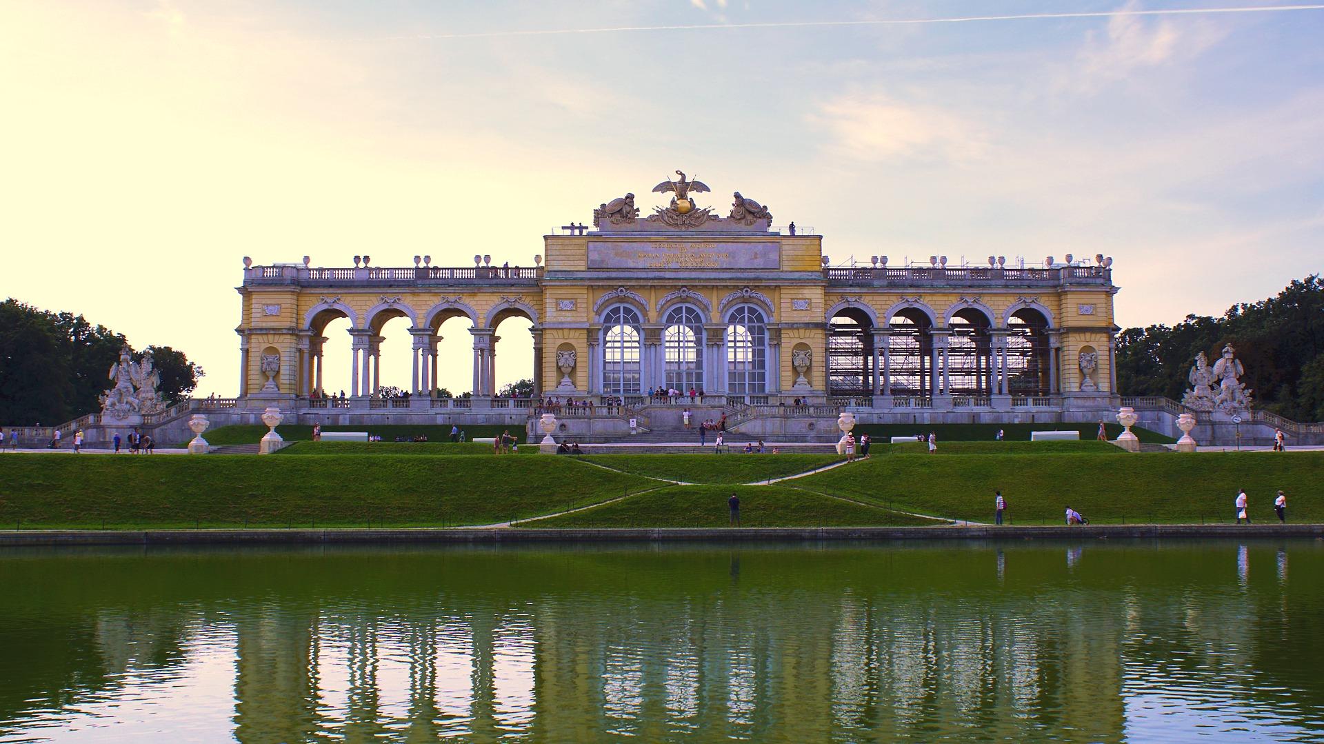 Schloss Schönbrunn Teich
